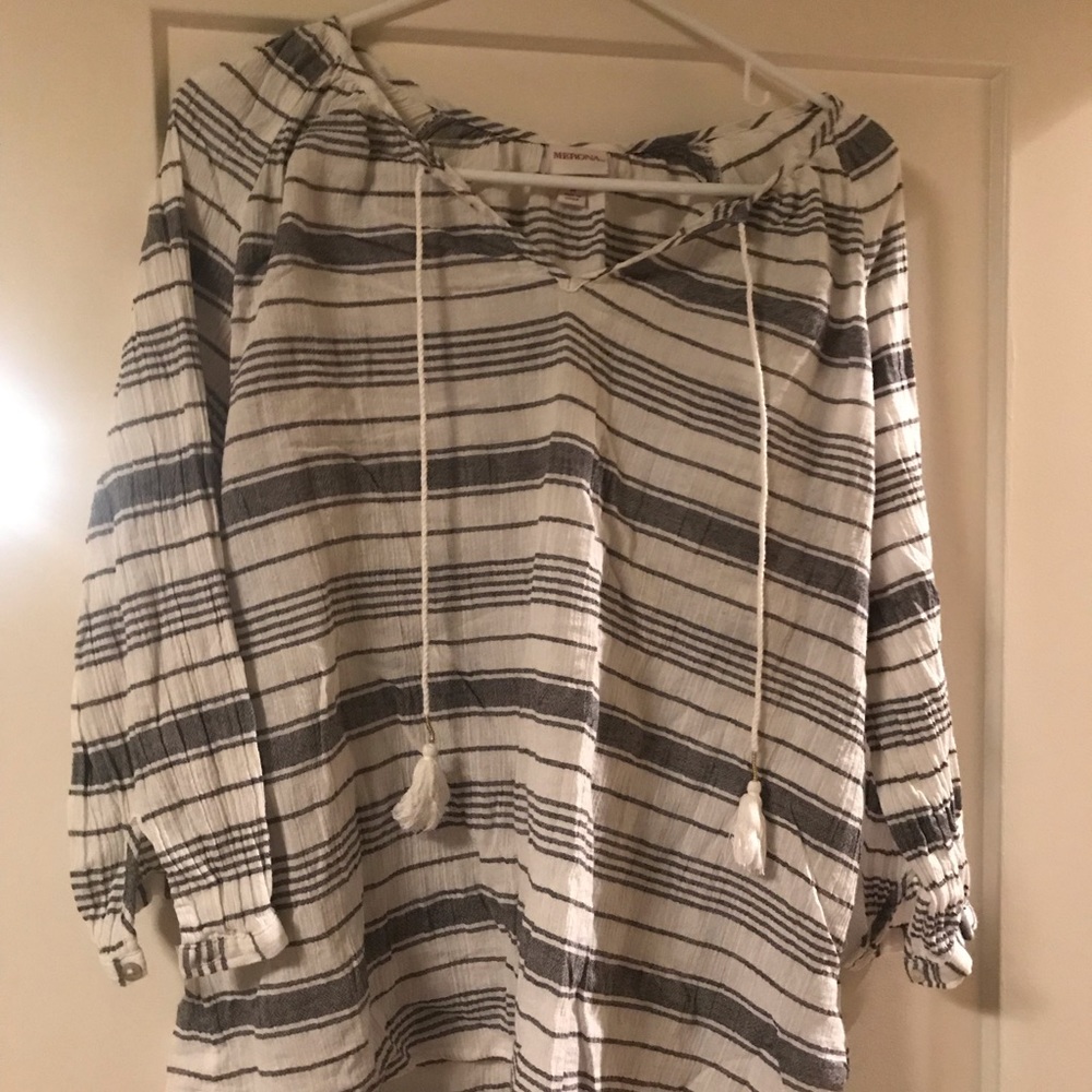 Beachy white and blue striped top